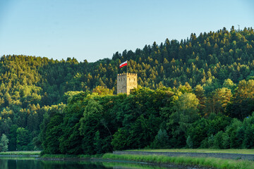 Zamek w Czchowie nad jeziorem. Małopolska, Czchów