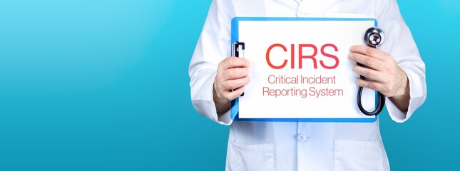 CIRS (Critical Incident Reporting System). Arzt hält blaues Schild mit Papier. Wort steht auf...