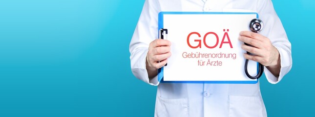GOÄ (Gebührenordnung für Ärzte). Arzt hält blaues Schild mit Papier. Wort steht auf Dokument. Stethoskop in der Hand.