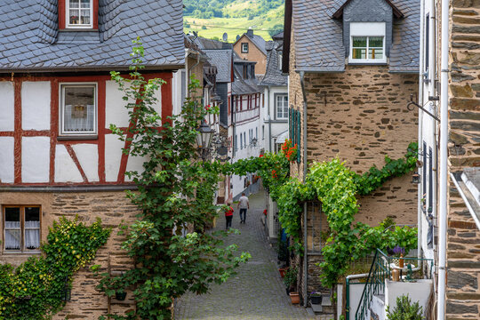 Beilstein Mosel Wein Weinst&ouml;cke Burg Schloss Blauer Himmel