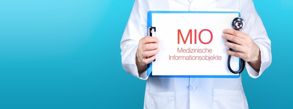 MIO (Medizinische Informationsobjekte). Arzt h&auml;lt blaues Schild mit Papier. Wort steht auf Dokument. Stethoskop in der Hand.