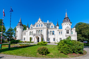 Fototapeta na wymiar Town hall i Jelcz-Laskowice