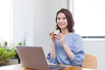 在宅勤務をする女性