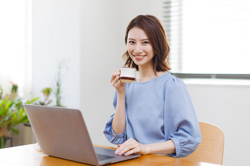 在宅勤務をする女性