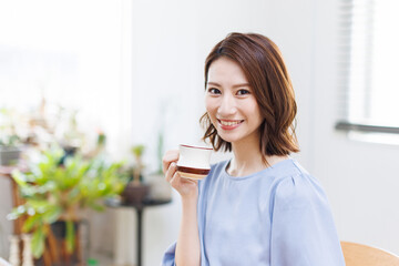 飲み物を飲んで寛ぐ女性