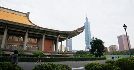 Obraz premium Taipei 101 city landmark in Sun Yat Sen Memorial hall