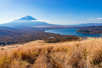 三国峠から眺める秋の富士山と山中湖　山梨県南都留郡山中湖村にて