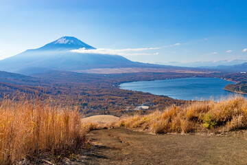 三国峠から眺める秋の富士山と山中湖　山梨県南都留郡山中湖村にて