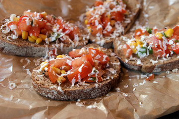 bruschetta mit tomaten mais und koriander