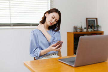 肩こりで辛い女性