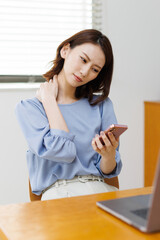肩こりで辛い女性