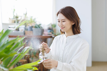 観葉植物と女性