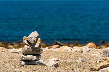 砂浜で積まれた小石