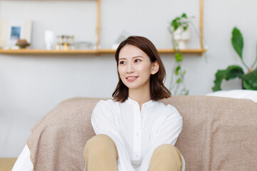 ソファに座る女性