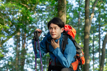 登山中に疲れる男性