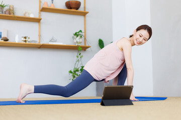 家でヨガをする女性