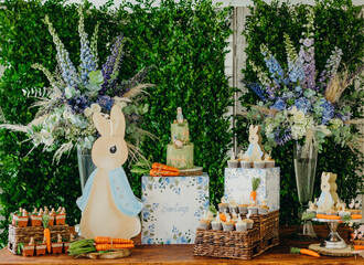 Mesa de postres y bocadillos para fiesta