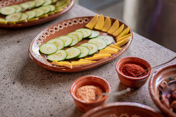 Platos de barro mexicanos con rodajas de pepino y mango.