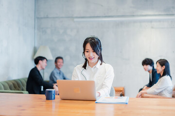 リモート会議に参加する若いビジネスウーマン