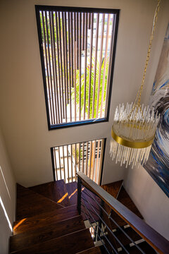 Arquitectura de escaleras y ventanal de casa con candelabro de cristal 