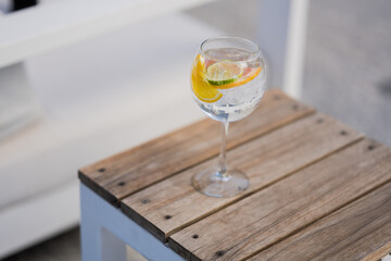 Coctel de citricos en copa de cristal