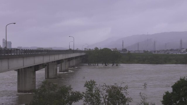 台風後の九頭竜川　温暖化イメージ