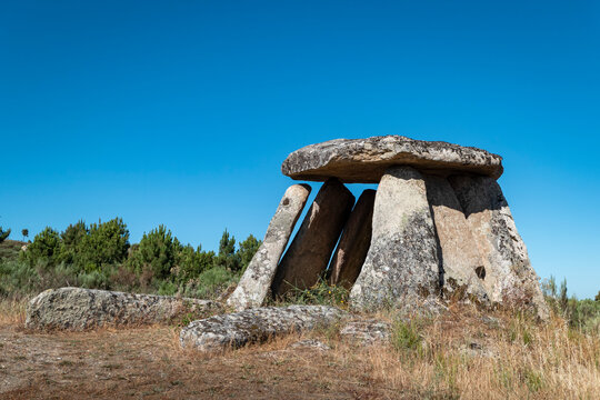 Monumento megal&iacute;tico ou anta de Zedes em Tr&aacute;s os montes, Portugal