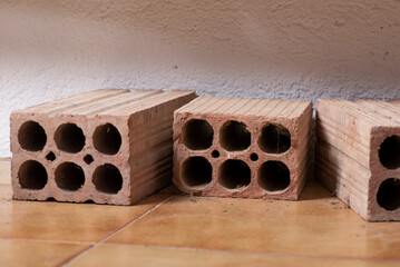 Tochos en suelo de interior, material de obra reciclado para otros usos