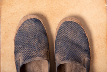 zapatillas viejas de hombre mayor, comodas, rural, usadas en el huerto y sucias de tierra.
Rachola...