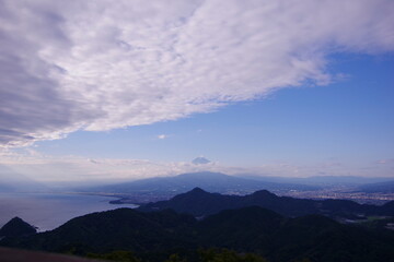 遠くに見える富士山