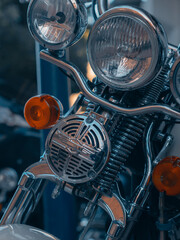 Faro de una moto clásica, con los intermitentes naranjas grandes y redondos y de estilo retro