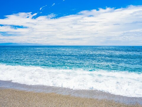 【夏】青空の下の高知県の桂浜の海