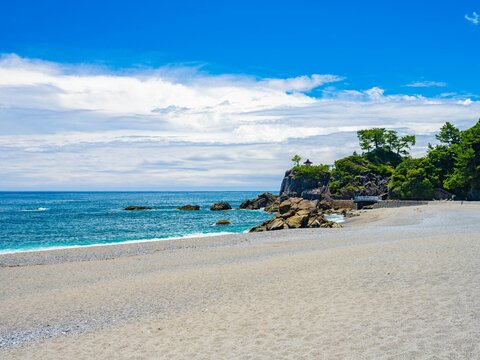 【高知県】青空の下の夏の桂浜の海
