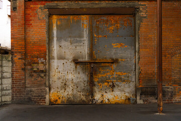レンガ造りの倉庫の鉄扉