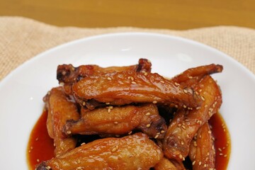 和風甘辛ソースを絡めた手羽中の素揚げ