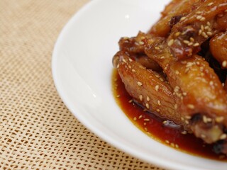 和風甘辛ソースを絡めた手羽中の素揚げ