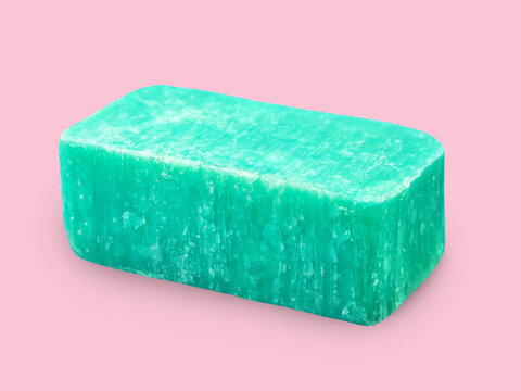 1 St&uuml;ck festes Shampoo auf rosa Hintergrund