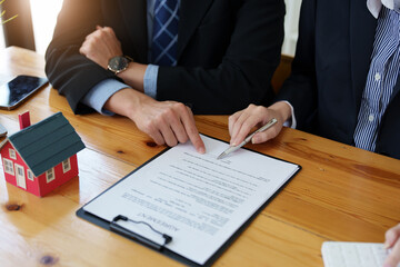 Guarantees, mortgages, signing, interest on loans, real estate agents are making agreements with customers to buy houses and land and sign contract documents