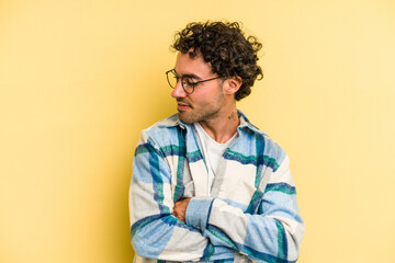 Obraz premium Young caucasian man isolated on yellow background laughing and having fun.