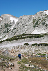 Fototapeta premium Hikers on a trail in the Snowy Mountains