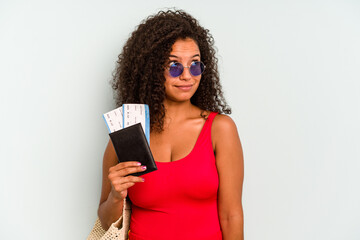 Naklejka premium Young brazilian woman wearing a swimsuit isolated on blue background dreaming of achieving goals and purposes