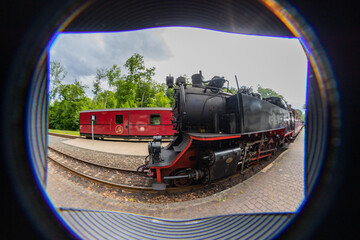 Dampflokomotive an der Ostsee in extremem Weitwinkel
