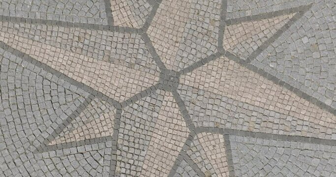 Drohnenvideo: Kompassstern in einem Park von oben