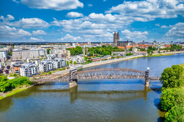 Panorama Luftbild der Stadt Magdeburg an der Elbe mit Dom in Sachsen-Anhalt, Deutschland
