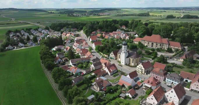 Drohnen-Video: Ausblick auf die Gemeinde Wallerstein im N&ouml;rdlinger Ries