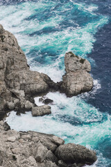 Les vagues qui frappent contre les rochets 