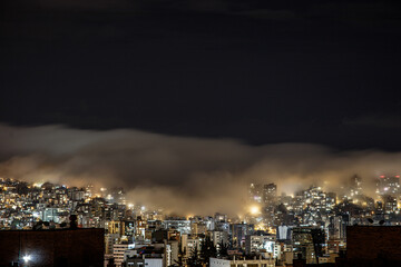 Quito con neblina en la noche