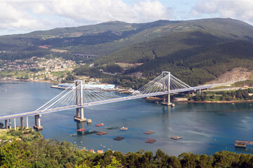 Vista de la ría de Vigo con su famoso puente de Rande. Galicia, España. - obrazy, fototapety, plakaty