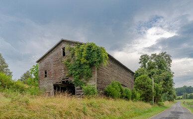 Fototapeta na wymiar Tennessee Rural Farm Barn in East Tennessee