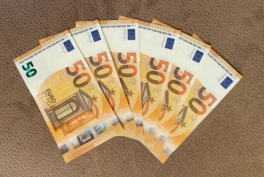 300 Euro in 50 Euro Banknoten gefächert